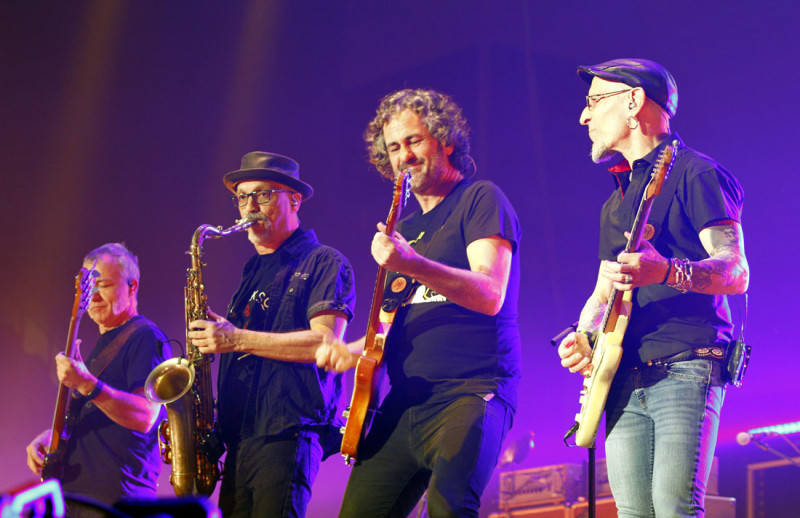 Fito con parte de su banda sobre el escenario del Palacio de los Deportes de Granada (J. PALMA)