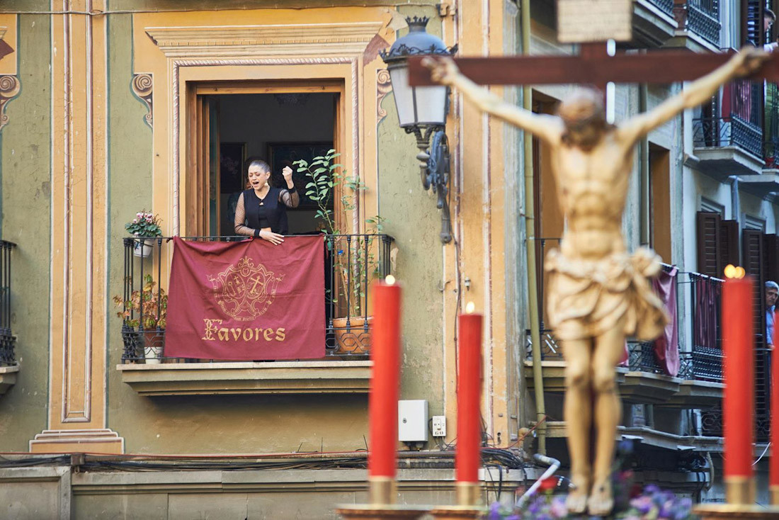 Imagen de archivo de una saeta en Granada (FELIPE PASSOLAS/DPA)