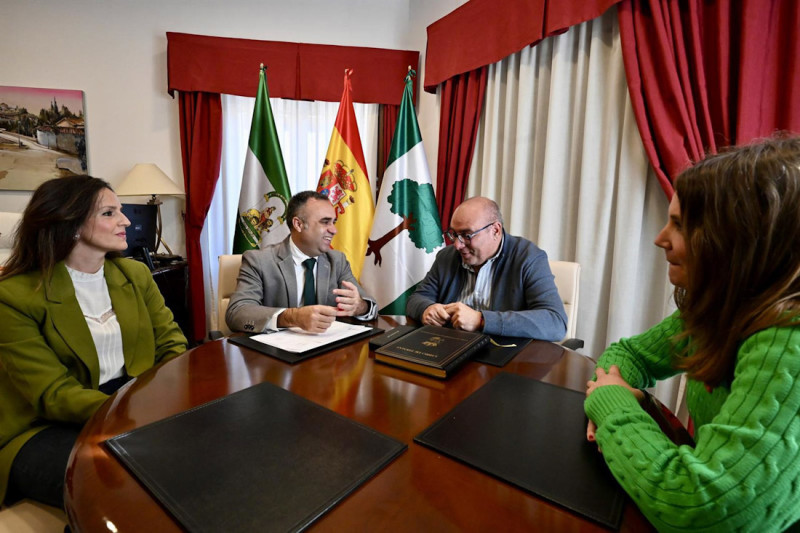 Reunión del presidente de la Diputación de Granada, Francis Rodríguez, con el alcalde de Pinos Puente, Iván Fernández (DIPUTACIÓN)