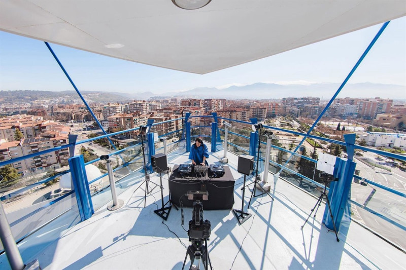 La DJ Lorena Caba durante la sesión en la Torre de Observación (PARQUE DE LAS CIENCIAS)