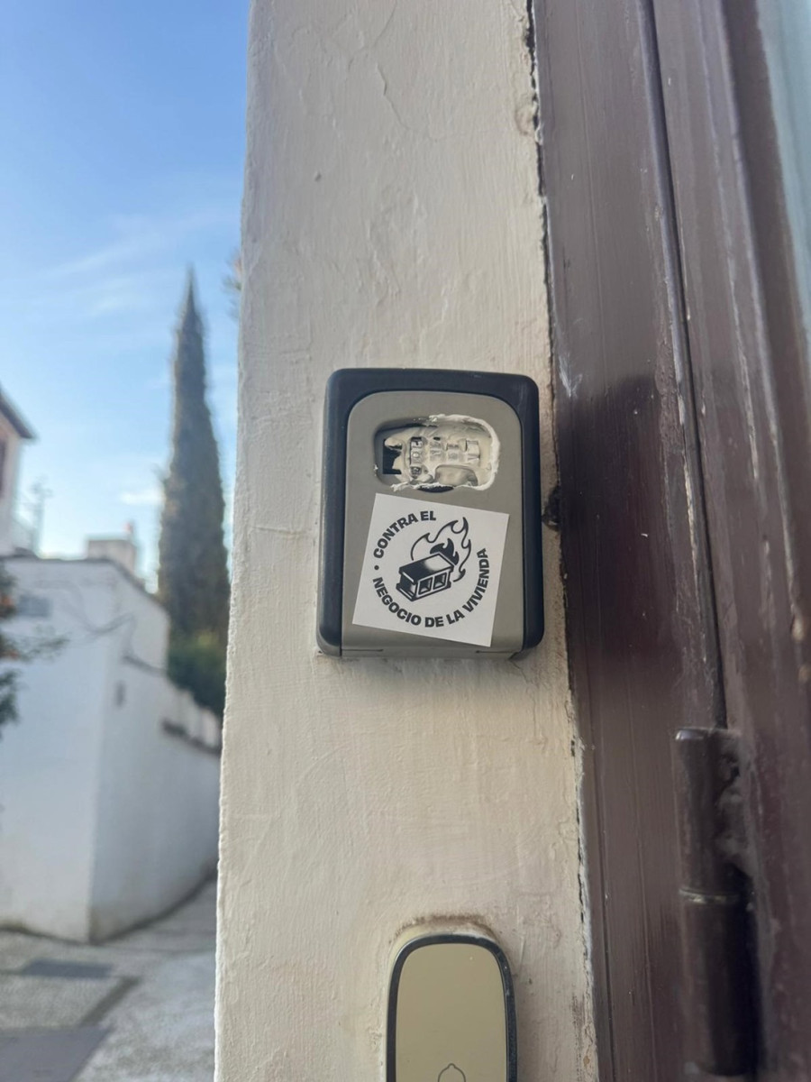 Cajetín de acceso a una vivienda turística dañado en Granada (AVITAR GRANADA)