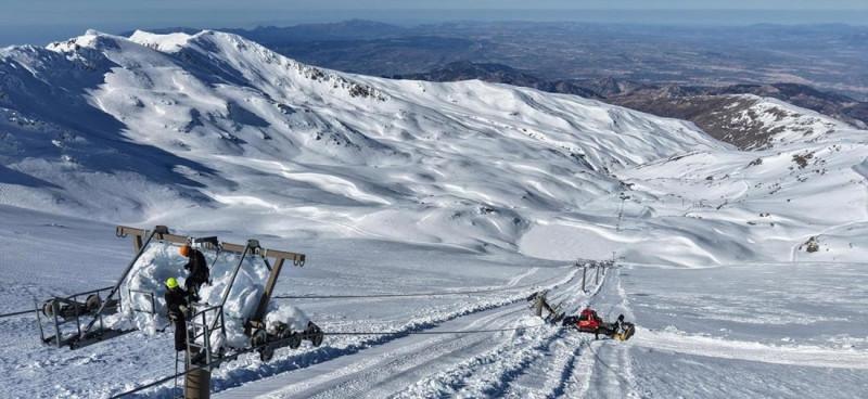Sierra Nevada acelera la sustitución de la pilona dañada en el telesilla Laguna (CETURSA SIERRA NEVADA)