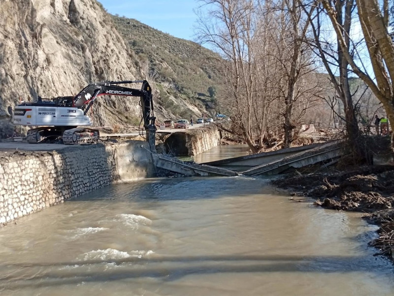 Tareas de demolición del puente de Aguas Blancas, en Dúdar.