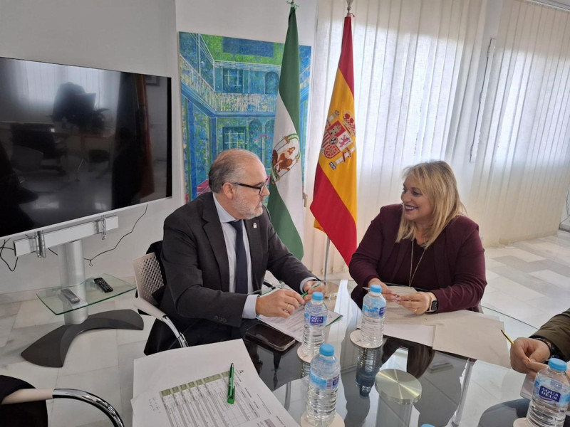 El delegado de Justicia, Administración Local y Función Pública de la Junta en Granada, Luis Recuerda, y la alcaldesa de Las Gabias, Merinda Sádaba (JUNTA DE ANDALUCÍA)