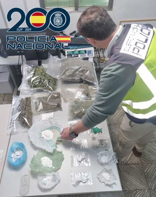 Cocaína y marihuana intervenidas (POLICÍA NACIONAL) Cocaína y marihuana intervenidas (POLICÍA NACIONAL)