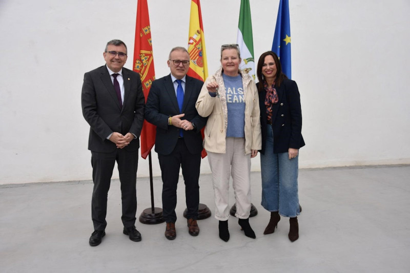 La consejera de Fomento, Rocío Díaz, a la derecha en la imagen con una de las beneficiadas con las nuevas viviendas protegidas de Baza, junto al alcalde, Pedro Justo Ramos, y el subdelegado, José Antonio Montilla, a la izquierda (JUNTA)