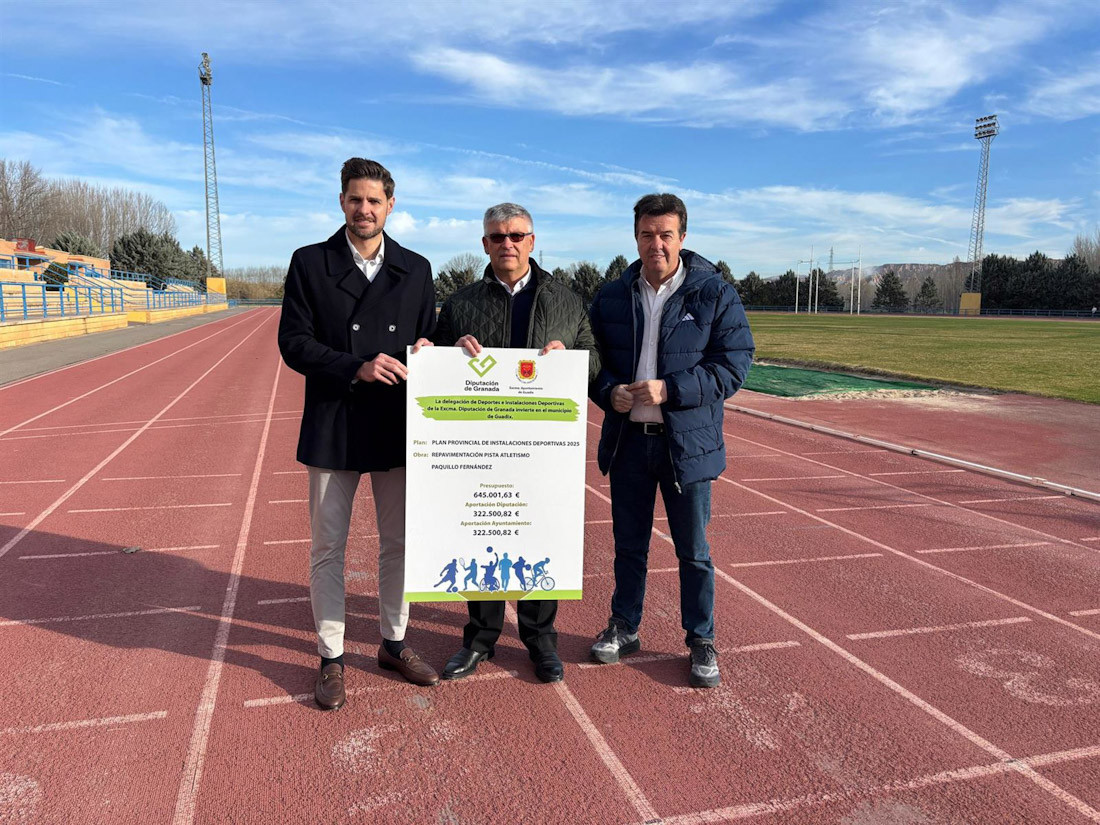Visita de Diputación y Ayuntamiento a la pista Paquillo Fernández de Guadix (DIPUTACIÓN)