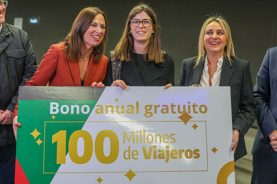 Viajero 10O millones del metro (GPMEDIA)