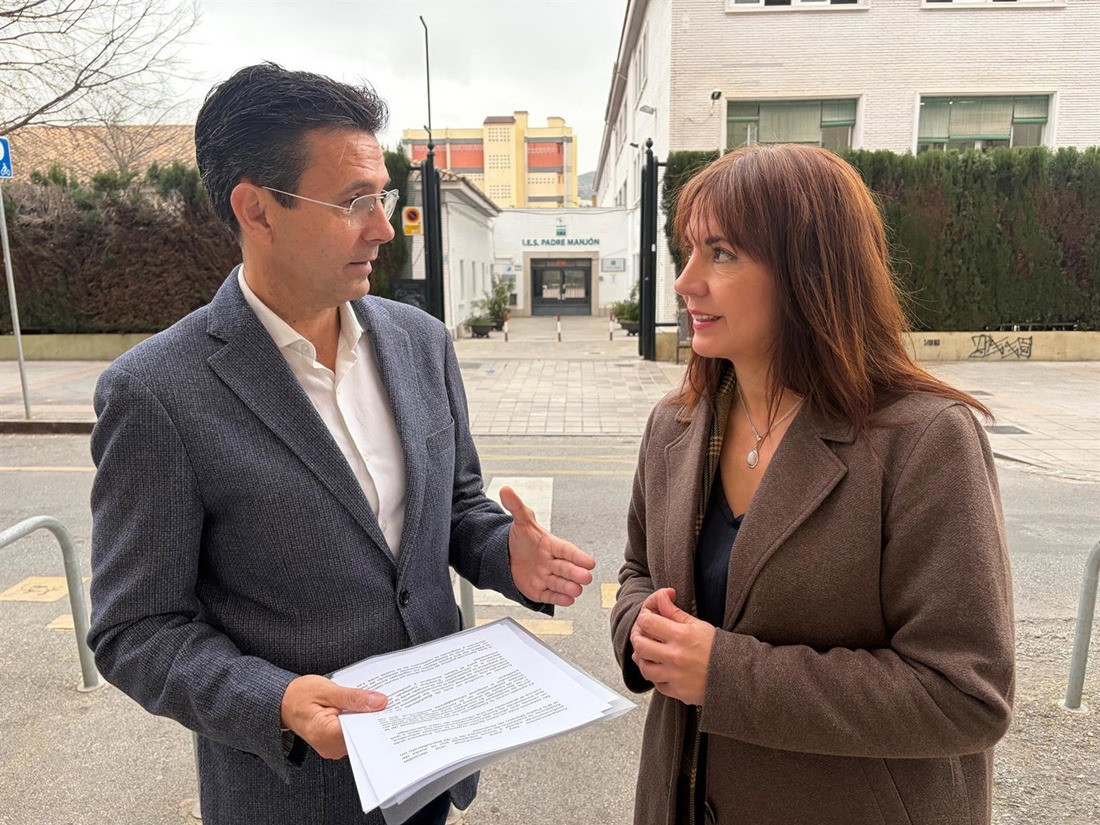 El portavoz del PSOE-A, Paco Cuenca, con la parlamentaria socialista Olvido de la Rosa