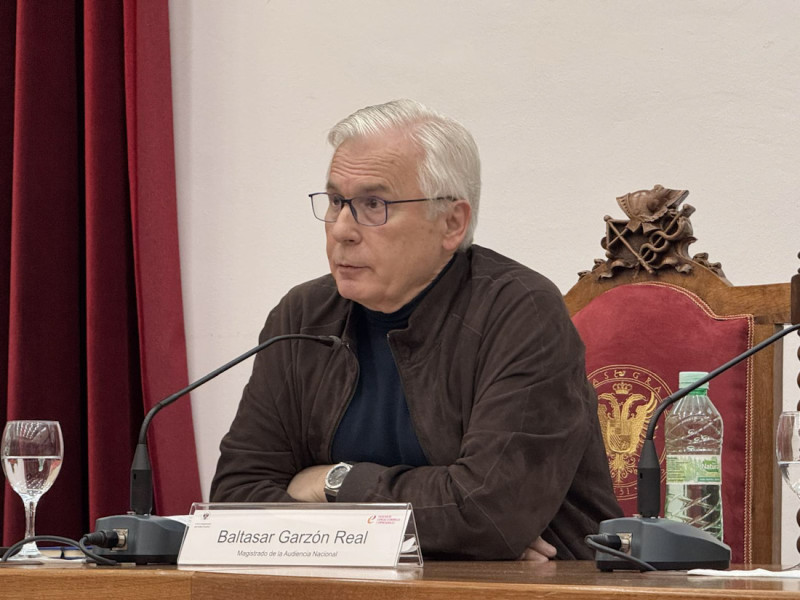 Baltasar Garzón durante la conferencia (UGR)