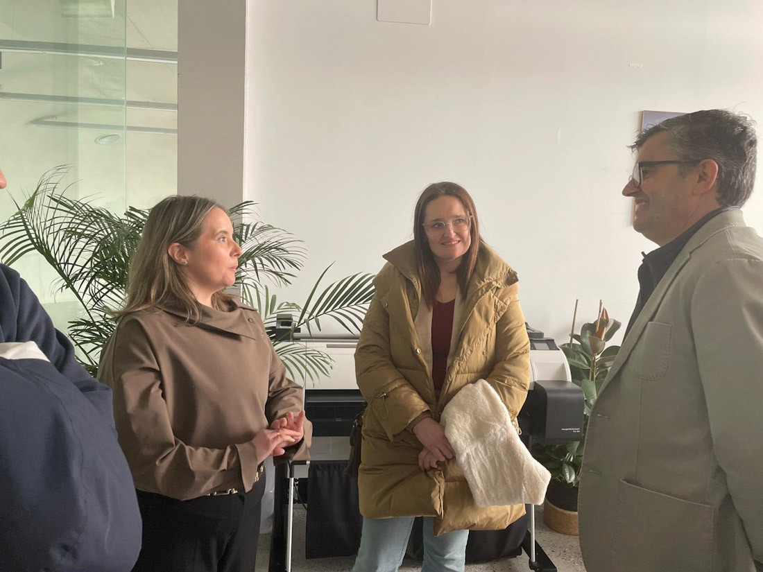 Visita del delegado de Empleo de la Junta en Granada, Javier Martín, al despacho de arquitectura de Mercedes Albarracín junto con la alcaldesa de Padul, Celia Villena, en el centro en la imagen (JUNTA)