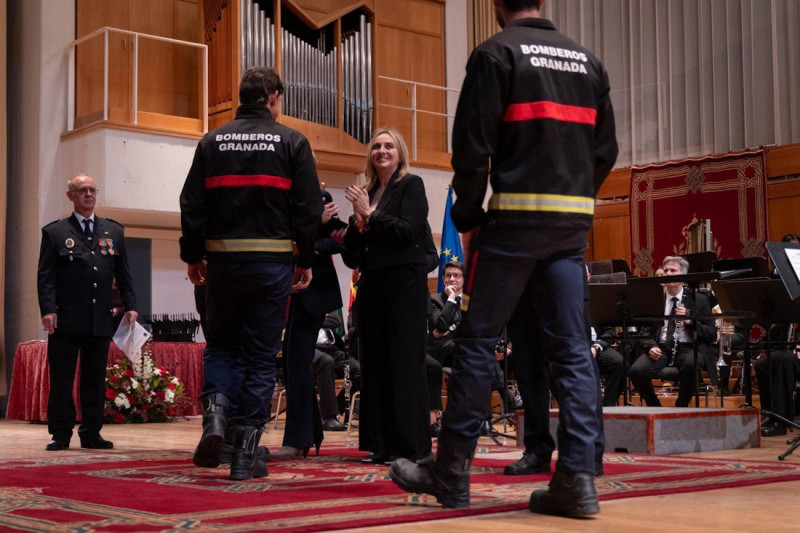 Acto de entrega de medallas a bomberos (AYUNTAMIENTO DE GRANADA)