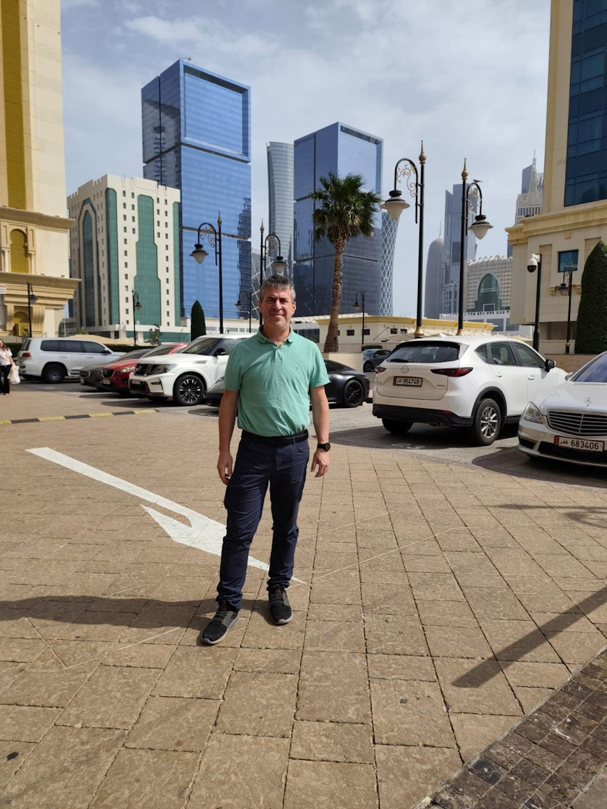 Imagen de archivo del director de Movilidad Internacional de la UGR, Simón Suárez Cuadros, en su estancia en Doha te(UGR)