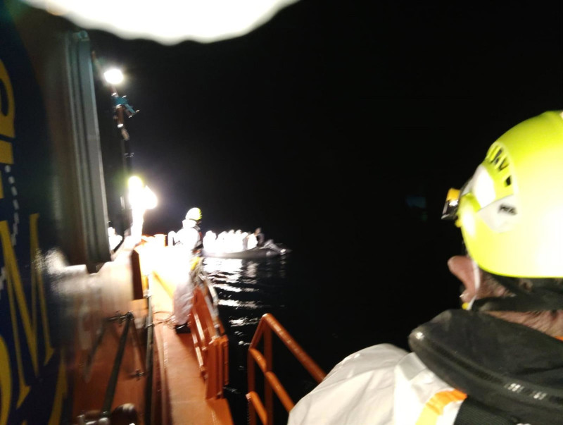 Rescate de 17 migrantes por la Salvamar Gienah en aguas de Alborán (PERFIL DE SALVAMENTO MARÍTIMO EN LA RED SOCIAL X) Rescate de 17 migrantes por la Salvamar Gienah en aguas de Alborán (PERFIL DE SALVAMENTO MARÍTIMO EN LA RED SOCIAL X)