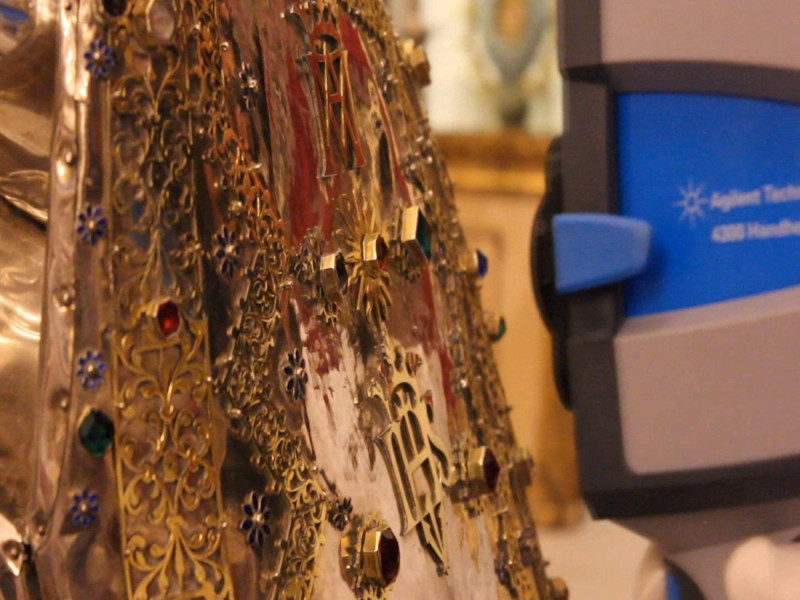 Detalla del vestido de la conocida como Virgen del Rosario de Plata
Detalla del vestido de la conocida como Virgen del Rosario de Plata