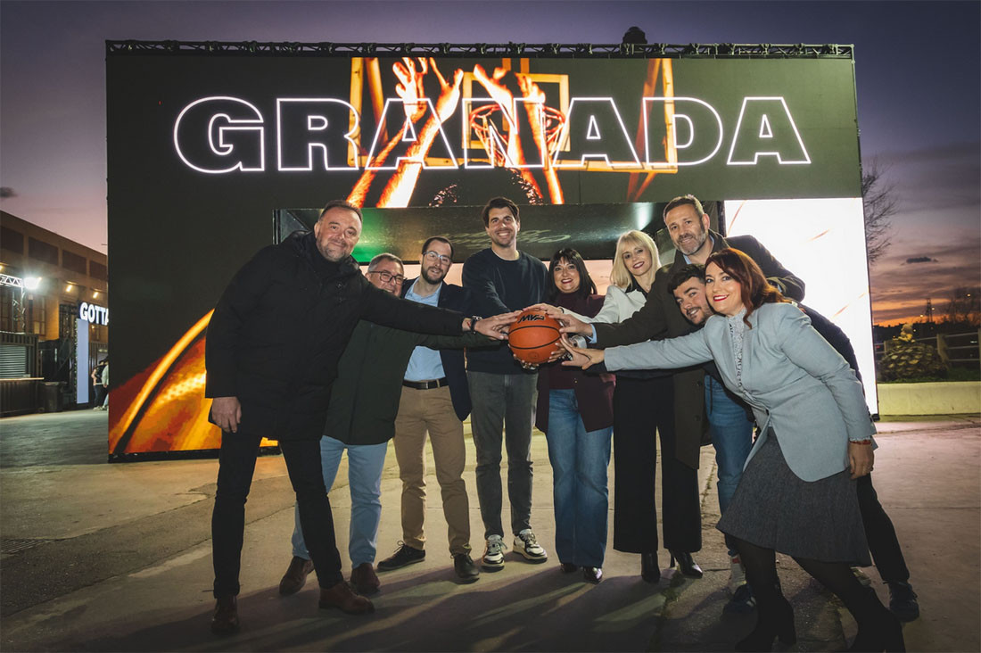 Momento de la inauguración de The Champions Burger con la presencia de Loli Cañavate, alcaldesa de Armilla