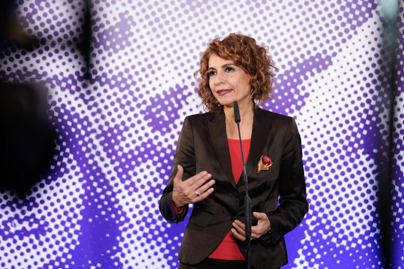 La vicepresidenta primera del Gobierno y ministra de Hacienda, María Jesús Montero, atiende a los medios antes de presidir el acto de homenaje a las conquistas de igualdad de los 50 años de España en libertad, en Granada (Foto de archivo).
La vicepresidenta primera del Gobierno y ministra de Hacienda, María Jesús Montero, atiende a los medios antes de presidir el acto de homenaje a las conquistas de igualdad de los 50 años de España en libertad, en Granada (Foto de archivo).