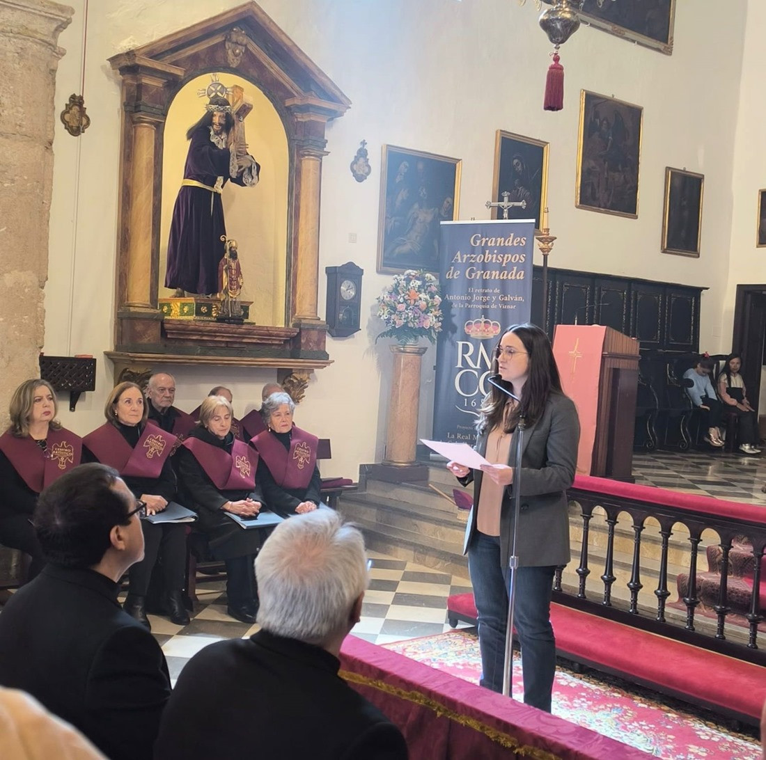 La diputada de Presidencia, Proyectos Estratégicos Provinciales, Gestión de Bienes Culturales y Reto Demográfico, María Vera, en la iglesia de Víznar.