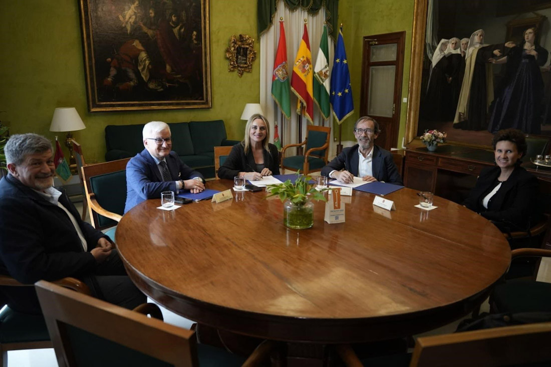 La alcaldesa de Granada, Marifrán Carazo, ha firmado el convenio con Eurecat para el centro demostrador de IA