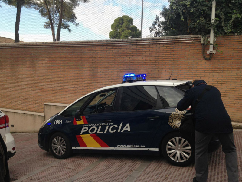Coche de Policía Nacional a las puertas de Caleta, en imagen de archivo (EUROPA PRESS) Coche de Policía Nacional a las puertas de Caleta, en imagen de archivo (EUROPA PRESS)