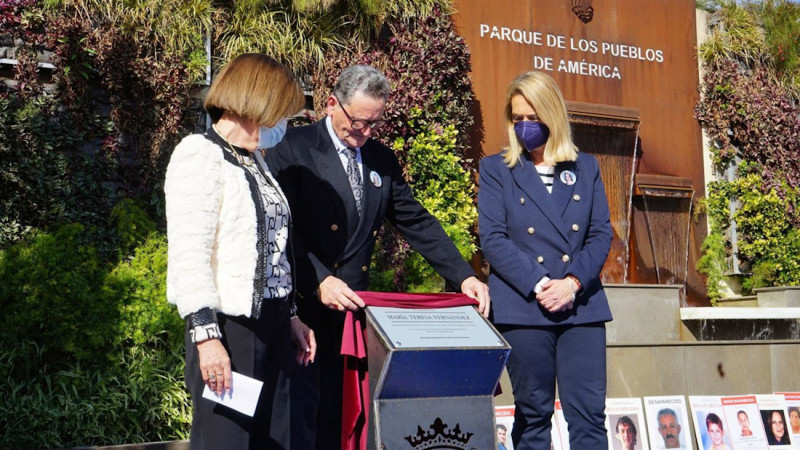 Imagen de archivo de la inauguración de un monolito en recuerdo de María Teresa Fernández en Motril (AYUNTAMIENTO DE MOTRIL)