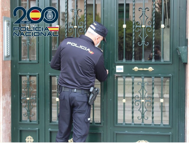 Un agente de la Policía Nacional inspecciona un portal. (POLICÍA NACIONAL) Un agente de la Policía Nacional inspecciona un portal. (POLICÍA NACIONAL)