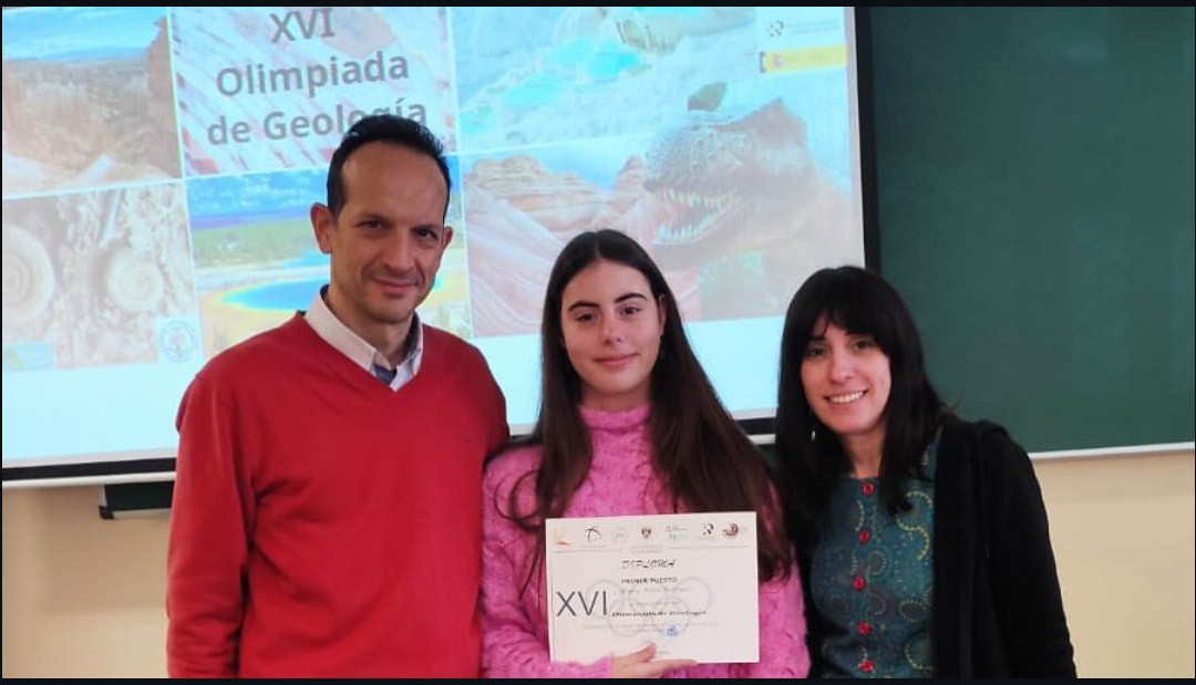 Ángela Briñas con su diploma (IES VIRGEN DE LAS NIEVES?
