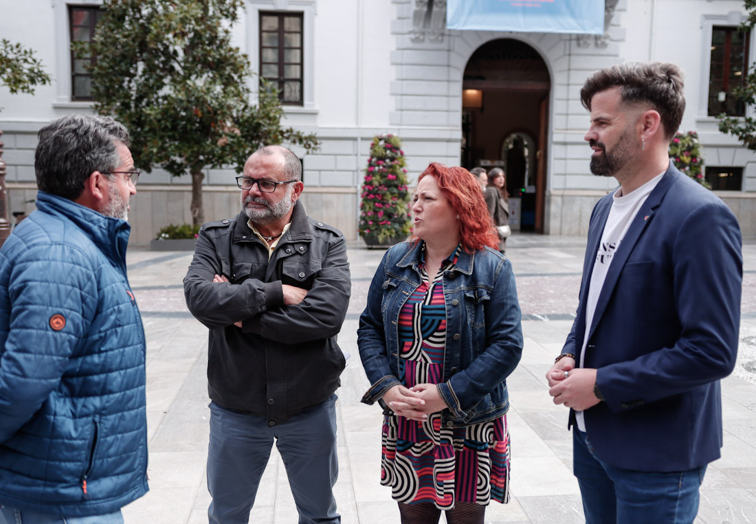 Miembros de Izquierda Unida en la Plaza del Carmen (GPMEDIA)