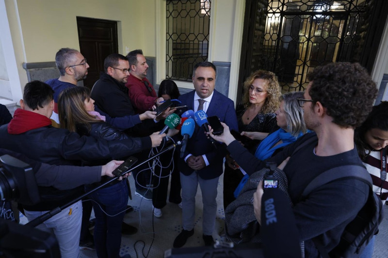 El presidente de la Diputación de Granada, Francis Rodríguez, atiende a los medios de comunicación en imagen de archivo.(ÁLEX CÁMARA / EUROPA PRESS)