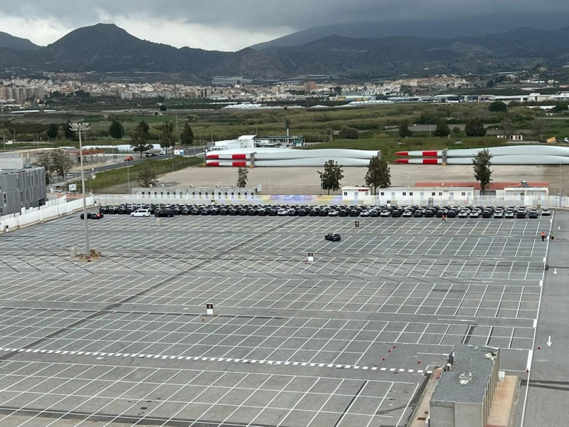 Vista parcial de la explanada del Puerto de Motril donde se están depositando los vehículos (PUERTO DE MOTRIL)