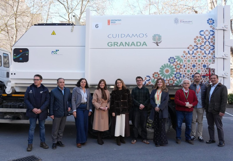 La concejala de Limpieza Viaria del Ayuntamiento de Granada, Ana Belén Sánchez, ha estado presente durante la instalación de esta maquinaria junto al equipo de Gestión y Servicios del hospital, coordinado por la subdirectora, María Fernández Motilva.
La concejala de Limpieza Viaria del Ayuntamiento de Granada, Ana Belén Sánchez, ha estado presente durante la instalación de esta maquinaria junto al equipo de Gestión y Servicios del hospital, coordinado por la subdirectora, María Fernández Motilva.