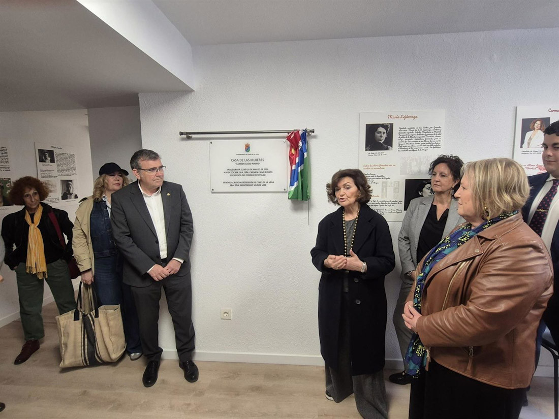La presidenta del Consejo de Gobierno, Carmen Calvo, ha realizado este viernes una visita institucional al municipio granadino de Cenes de la Vega, donde una Casa de Mujeres lleva su nombre desde esta misma jornada (AYUNTAMIENTO DE CENES DE LA VEGA)