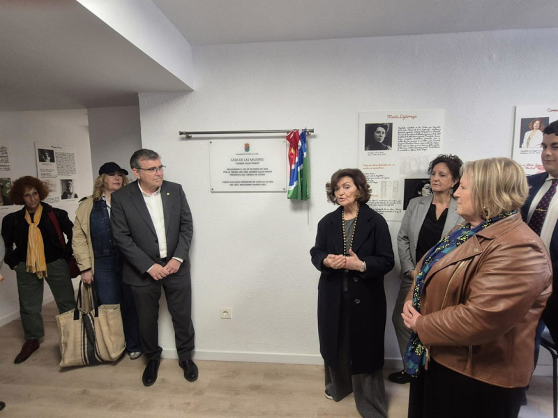 La presidenta del Consejo de Gobierno, Carmen Calvo, ha realizado este viernes una visita institucional al municipio granadino de Cenes de la Vega, donde una Casa de Mujeres lleva su nombre desde esta misma jornada (AYUNTAMIENTO DE CENES DE LA VEGA) La presidenta del Consejo de Gobierno, Carmen Calvo, ha realizado este viernes una visita institucional al municipio granadino de Cenes de la Vega, donde una Casa de Mujeres lleva su nombre desde esta misma jornada (AYUNTAMIENTO DE CENES DE LA VEGA)