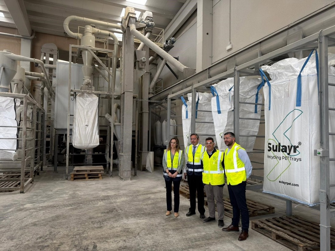 El delegado territorial de Economía e Industria de la Junta en Granada, Gumersindo Fernández, junto a técnicos de la agencia Andalucía Trade, ha visitado las instalaciones de Sulayr Recycling PET Trays y Sulayr Sorting (JUNTA)