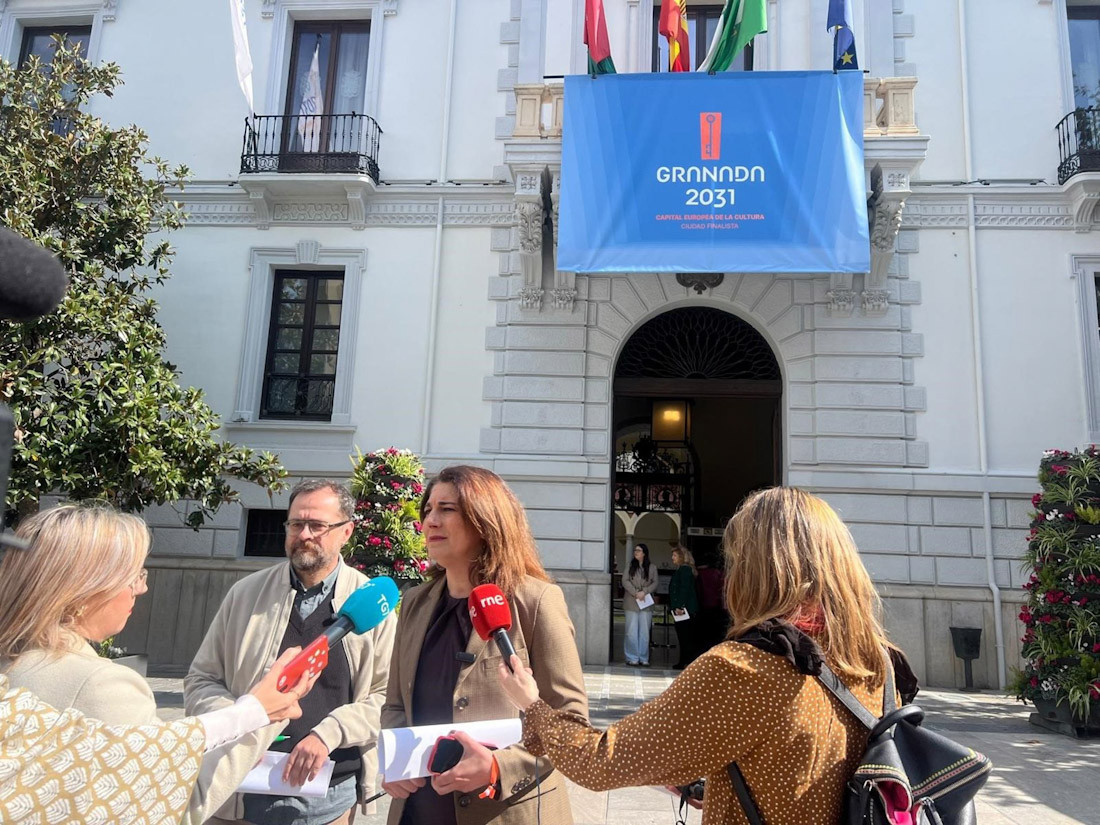 La concejala portavoz del grupo municipal socialista en el Ayuntamiento de Granada, Raquel Ruz, y el también edil socialista, Juanjo Ibáñez, en rueda de prensa este lunes frente a la Casa Consistorial.