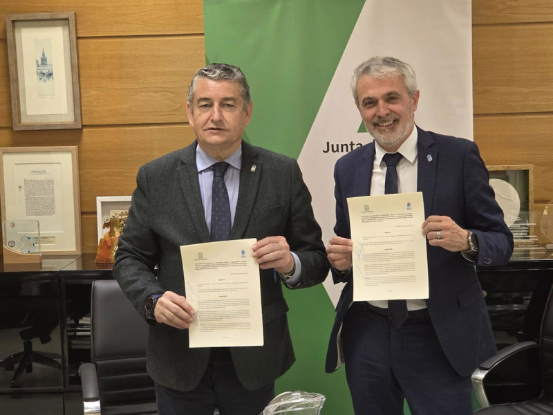 El consejero de Sanidad, Presidencia y Emergencias, Antonio Sanz, y el alcalde de Órgiva, Raúl Orellana, (JUNTA)