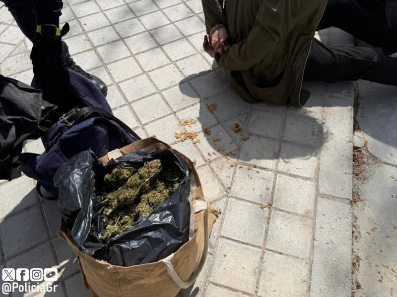 El joven ha sido detenido tras huir de los agentes, y se le han intervenido más de 1,5 kilos de marihuana (POLICÍA LOCAL DE GRANADA) El joven ha sido detenido tras huir de los agentes, y se le han intervenido más de 1,5 kilos de marihuana (POLICÍA LOCAL DE GRANADA)
