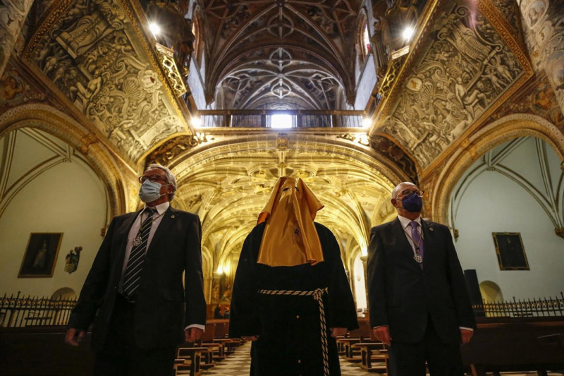 Un preso, vestido de cortejo, es liberado por la Hermandad de La Soledad de San Jerónimo y Descendimiento de Jesús en marzo 2021 (ÁLEX CÁMARA / EUROPA PRESS) Un preso, vestido de cortejo, es liberado por la Hermandad de La Soledad de San Jerónimo y Descendimiento de Jesús en marzo 2021 (ÁLEX CÁMARA / EUROPA PRESS)