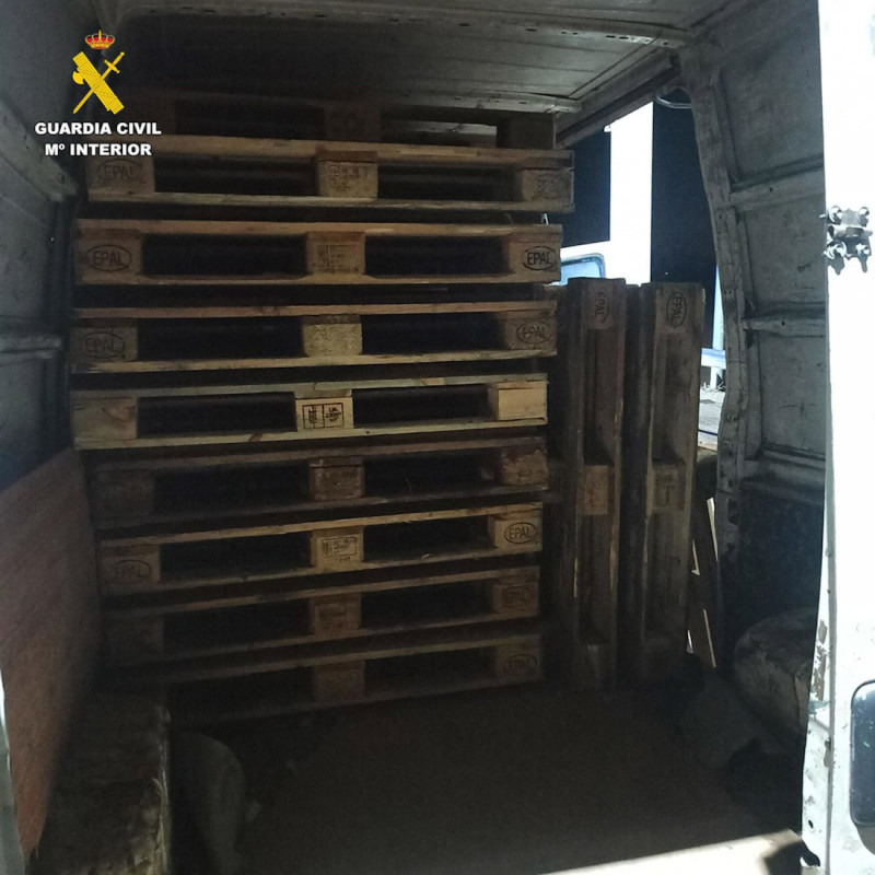 La Guardia Civil sorprende in fraganti a tres personas mientras sustraían palés a camiones en estaciones de servicio (GUARDIA CIVIL) La Guardia Civil sorprende in fraganti a tres personas mientras sustraían palés a camiones en estaciones de servicio (GUARDIA CIVIL)