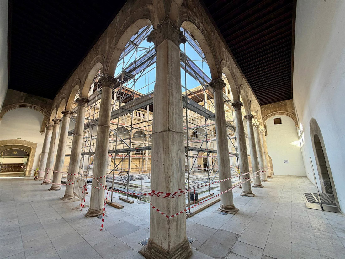 Comienzan las obras de restauración del Patio de los Mármoles del Hospital Real, sede del Rectorado de la UGR (UGR)