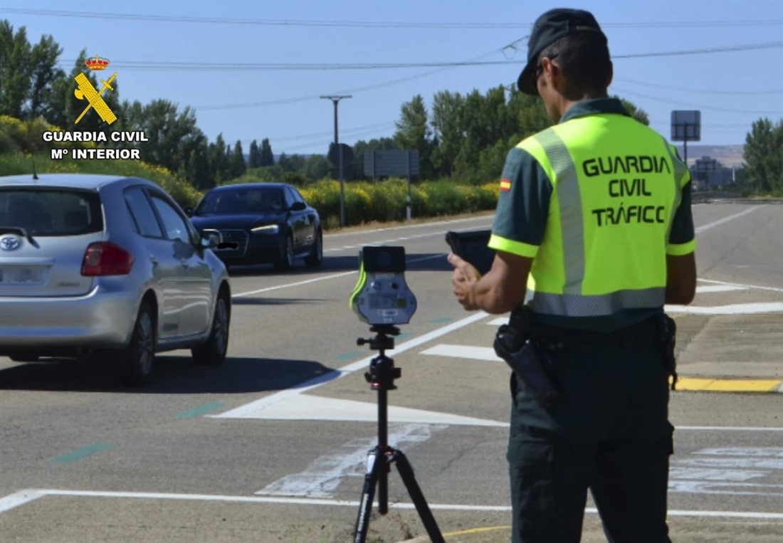 Un guardia civil en un control de tráfico en una imagen de archivo (GUARDIA CIVIL)
