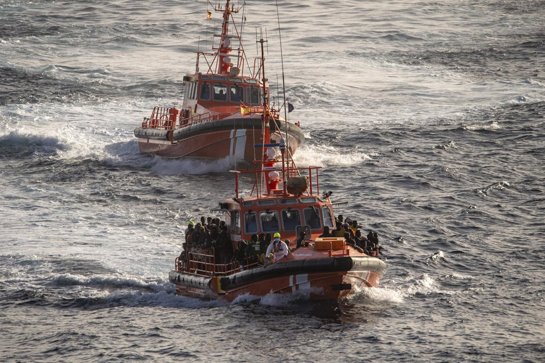 Dos lanchas de Salvamento Marítimo tras el rescate de un cayuco cerca del Puerto de la Restinga, a 30 de noviembre de 2024, en El Hierro, Santa Cruz de Tenerife, Tenerife, Canarias (ANTONIO SEMPERE - EUROPA PRESS)