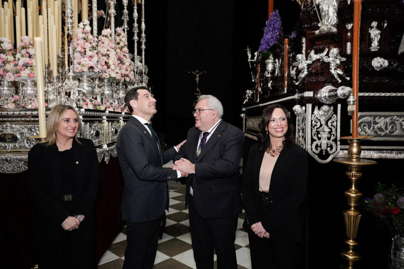 El presidente de la Junta de Andalucía, Juanma Moreno (2i), recibe la insignia de la Hermandad del Santísimo Cristo de San Agustín (ARSENIO ZURITA/EUROPA PRESS)