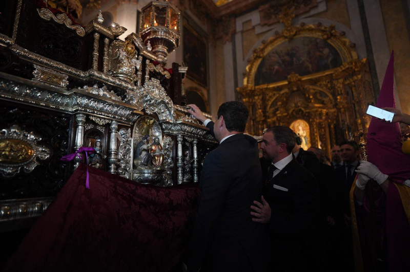 El presidente de la Junta de Andalucía, Juanma Moreno, protagoniza una de las levantás en el interior del templo del conocido como 