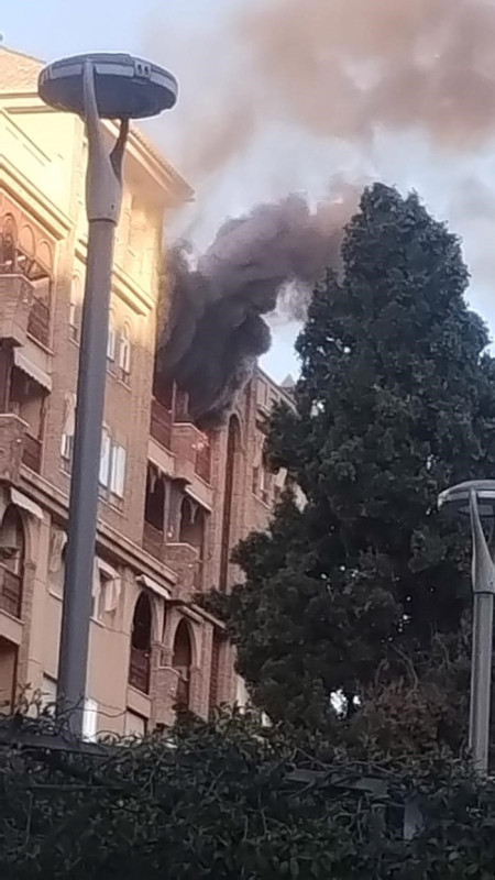 Un incendio en un sexto piso en el populoso distrito Beiro de Granada capital ha provocado hasta una treintena de llamadas al 112 (EUROPA PRESS)