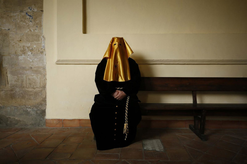 Un preso, vestido de cortejo, liberado por la Hermandad de La Soledad de San Jerónimo y Descendimiento de Jesús en 2021 (ÁLEX CÁMARA - EUROPA PRESS) Un preso, vestido de cortejo, liberado por la Hermandad de La Soledad de San Jerónimo y Descendimiento de Jesús en 2021 (ÁLEX CÁMARA - EUROPA PRESS)