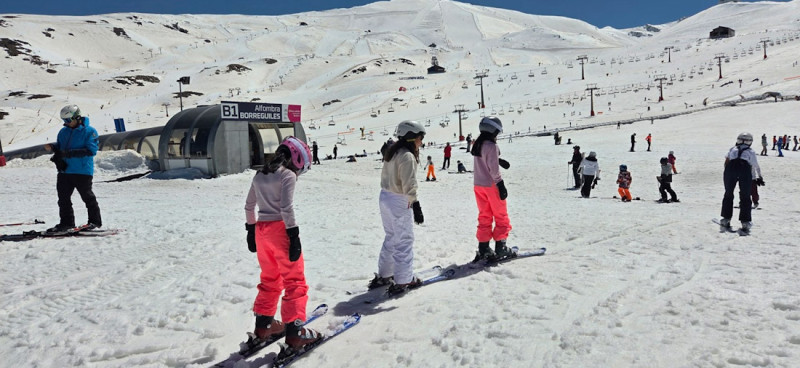 Esquiadores en Sierra Nevada durante la Semana Santa de 2026 (CETURSA/