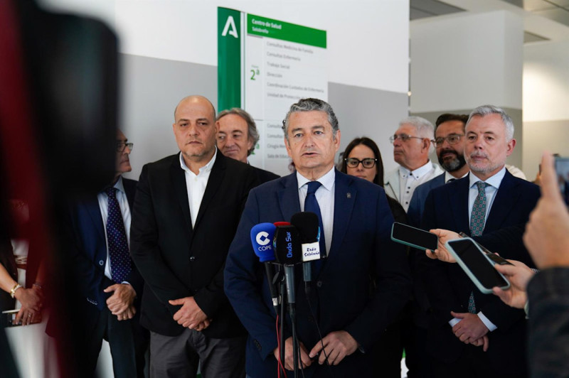 El consejero de Sanidad, Antonio Sanz, ha visitado este martes el centro de salud de Salobreña tras la obra en el espacio en el que se han invertido 8,8 millones (ARSENIO ZURITA / EUROPA PRESS) El consejero de Sanidad, Antonio Sanz, ha visitado este martes el centro de salud de Salobreña tras la obra en el espacio en el que se han invertido 8,8 millones (ARSENIO ZURITA / EUROPA PRESS)