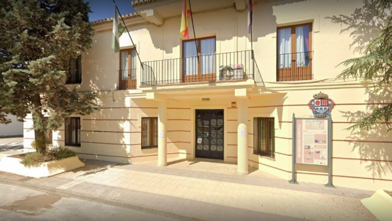 Vista de la fachada del edificio del Ayuntamiento de Cacín (RRSS AYUNTAMIENTO DE CACÍN)