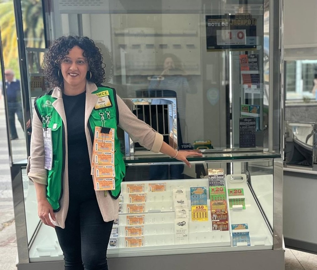 Davinia Navarro es la vendedora del Rasca de la ONCE que ha dejado 50.000 euros en el distrito de Ronda de la capital granadina (ONCE)